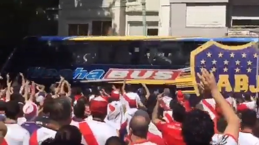 Ônibus do Boca Juniors é atingido por pedras atiradas por torcedores do River Plate - Reprodução