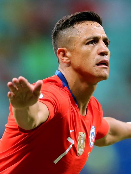 Alexis Sánchez comemora gol na partida entre Chile e Equador