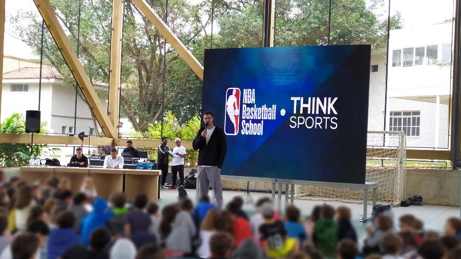 Tiago Splitter durante apresentação da NBA Basketball School, na Escola Concept, em São Paulo - Divulgação