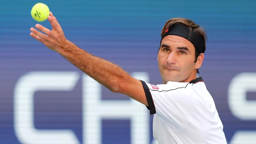 Roger Federer em ação no Aberto dos Estados Unidos em jogo contra Daniel Evans - Elsa/Getty Images