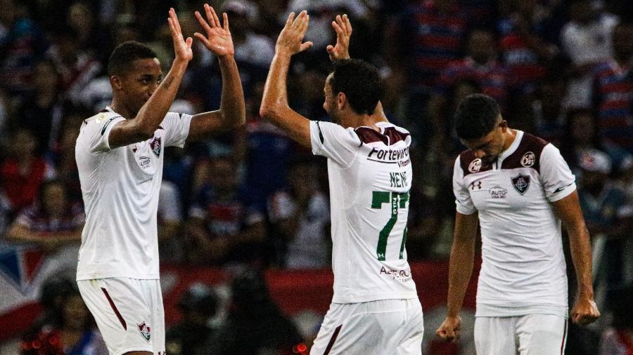 João Pedro comemora com Nenê gol da vitória do Fluminense na última visita ao Castelão - Ronaldo Silva/Estadão Conteúdo