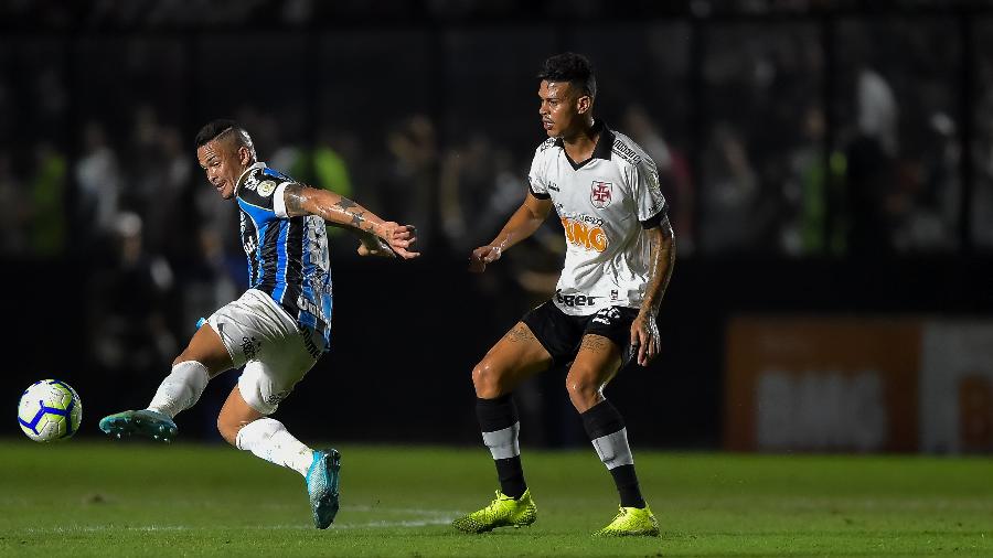 No Vasco x Grêmio, Leandro Castan ressaltou que iluminação de São Januário o atrapalhou no pênalti que cometeu -  Thiago Ribeiro/AGIF