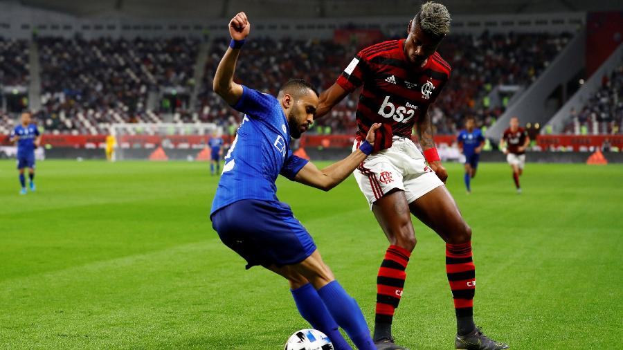 Bruno Henrique, do Flamengo, disputa a bola com Mohammed Al Burayk, do Al Hilal, durante semifinal do Mundial de Clubes - Corinna Kern/Reuters