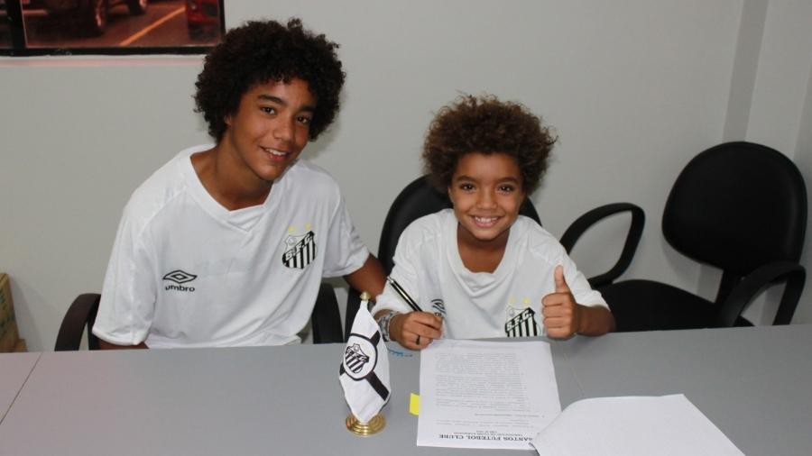 Lucas Yan (esq.) e Kauan (dir.) assinaram contrato com o Santos - Reprodução