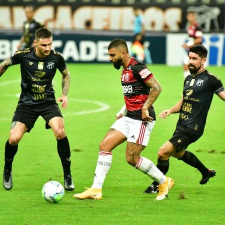 Gabigol é cercado por dois adversários durante Ceará x Flamengo - Kely Pereira/AGIF
