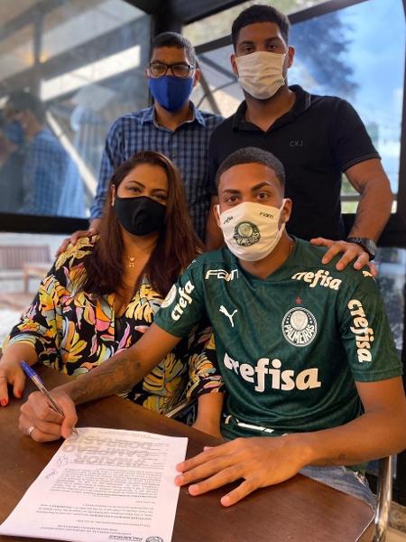 Ruan, filho de Narciso, assina primeiro contrato profissional com Palmeiras ao lado da família - Vinicius Vieira/V2MM