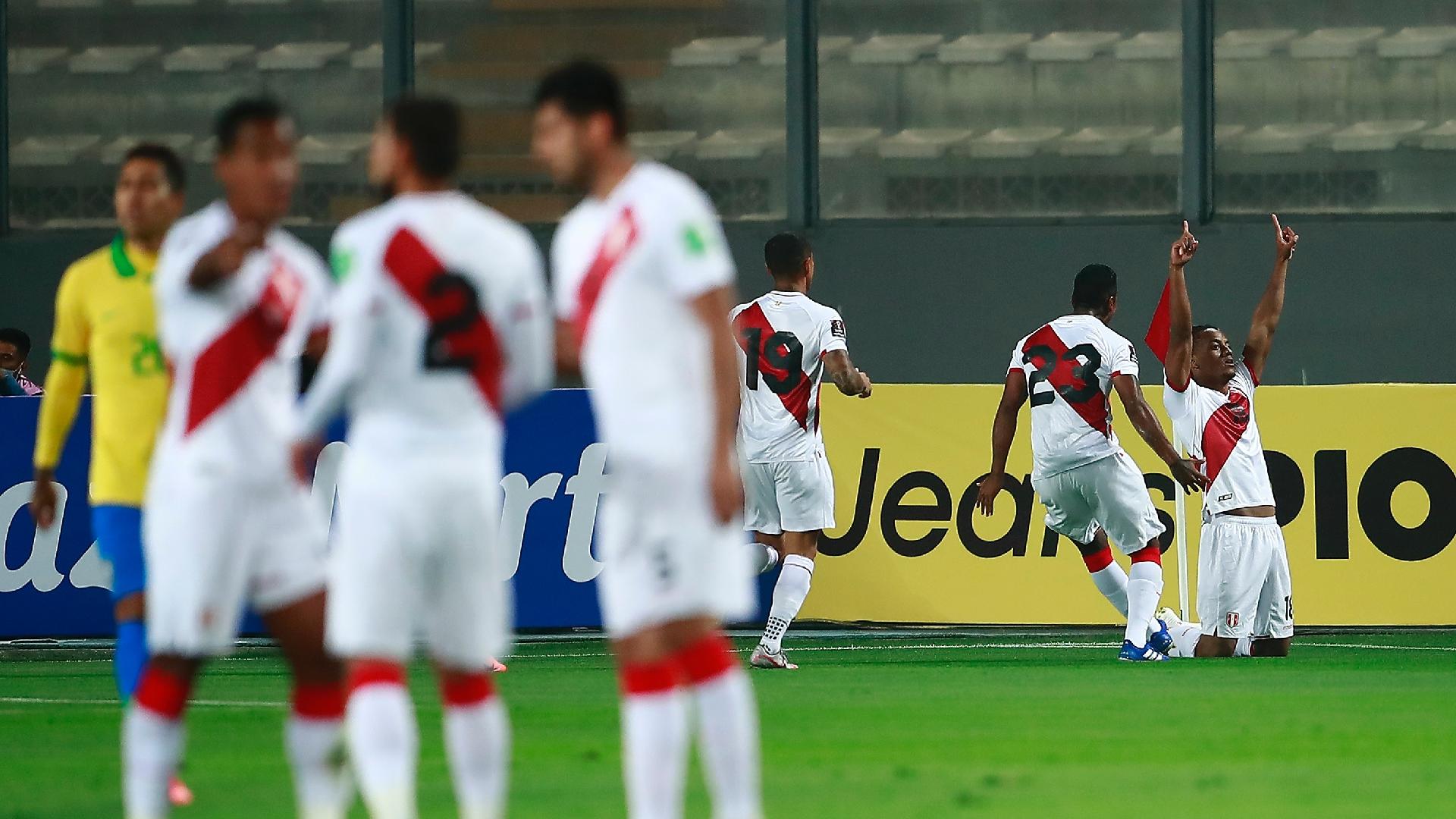 Jogadores do Peru comemoram gol marcado contra o Brasil