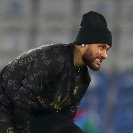 Neymar em aquecimento para partida do PSG contra o Istanbul Basaksehir - Tolga Bozoglu - Pool/Getty Images