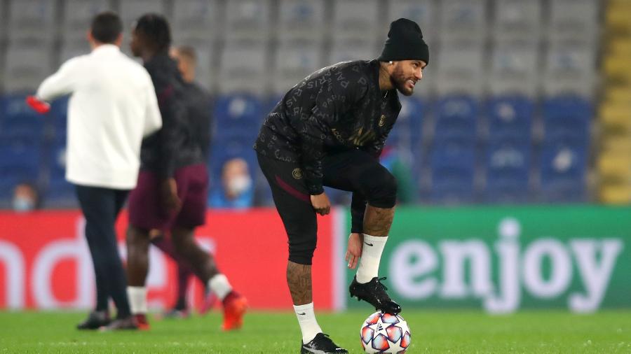 Neymar em aquecimento para partida do PSG contra o Istanbul Basaksehir - Tolga Bozoglu - Pool/Getty Images