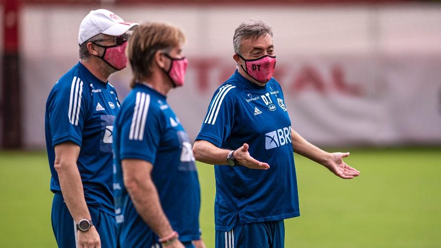 Técnico do Fla comanda treino em meio a pressão e avaliação de sua permanência