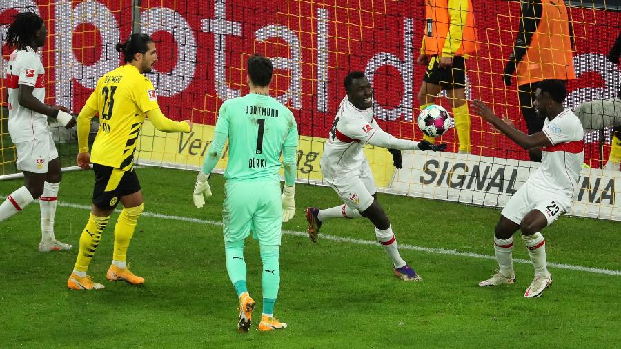 Atacante Silas Wamangituka comemora gol marcado contra o Borussia Dortmund, pelo Campeonato Alemão - Pool/Getty Images