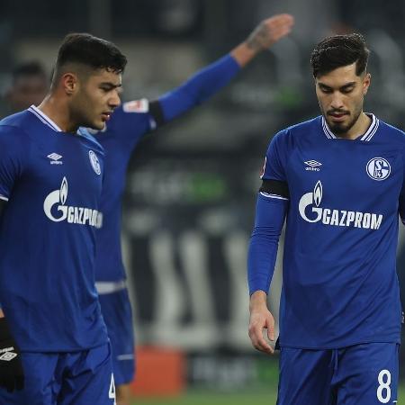 Jogadores do Schalke 04 lamentam mais uma derrota no Campeonato Alemão - Lars Baron/Getty Images