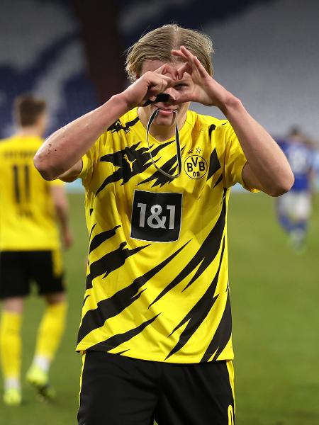 Haaland comemora após marcar no clássico entre Borussia Dortmund e Schalke 04 - Lars Baron/Getty Images
