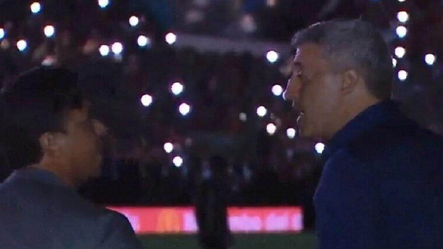 Gallardo e Crespo conversam às escuras no estádio do Banfield - Reprodução TV
