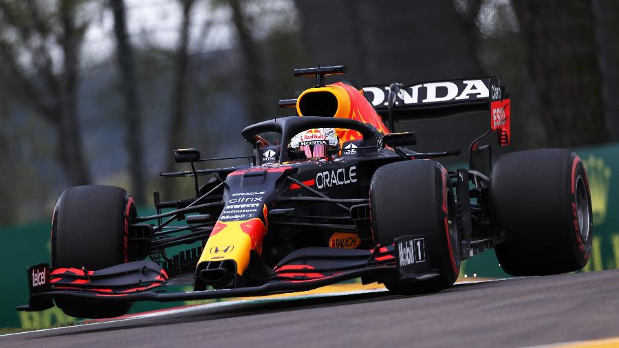 Max Verstappen, da Red Bull, em ação durante treino classificatório de Imola em 17 de abril de 2021 - Lars Baron/Getty Images