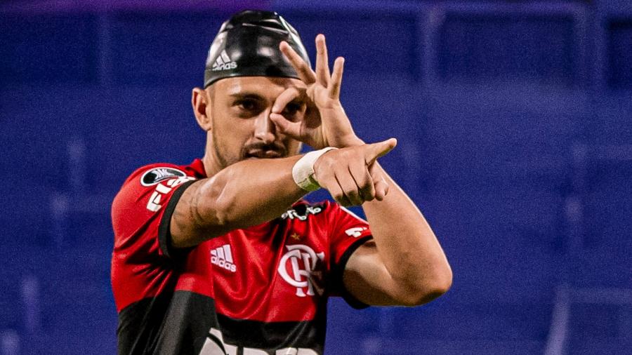 Arrascaeta comemora seu gol pelo Flamengo diante do Vélez. Meia acertou novo contrato até 2026 - Marcelo Cortes/Flamengo