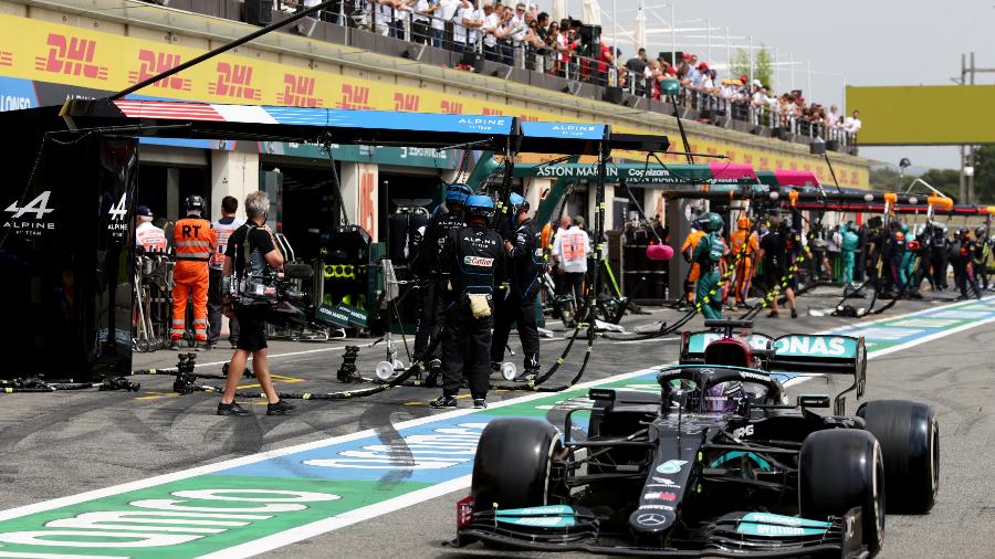 Hamilton faz parada de boxes durante o GP da França - Peter Fox/Getty Images