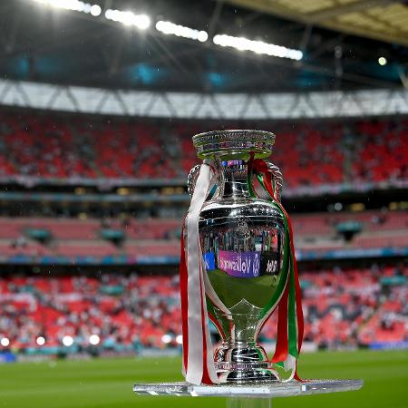 Troféu da Eurocopa é exibido aos torcedores no Wembley antes de Inglaterra x Itália