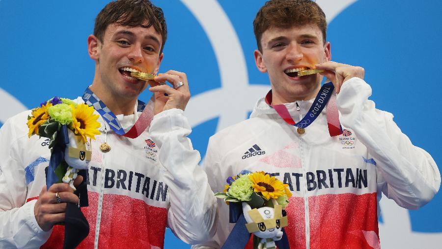 Os britânicos Matty Lee e Thomas Daley celebram ouro no salto sicronizado - Clive Rose/Getty Images