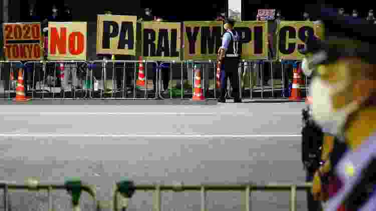 Cartaz nos arredores do estádio Olímpico mostra insatisfação diante de realização das Paralimpíadas - Issei Kato/Reuters - Issei Kato/Reuters