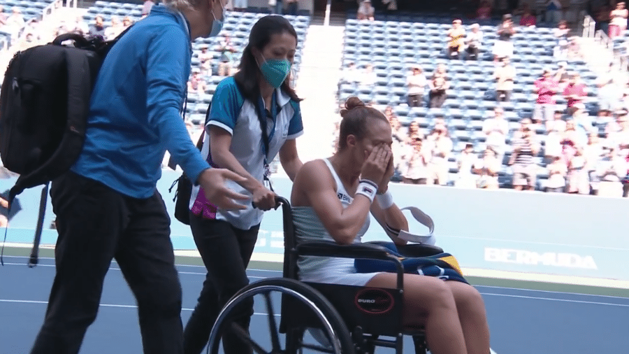 Luisa Stefani é levada de cadeira de rodas após lesionar o joelho nas semifinais do US Open de 2021 - Reprodução / Star+