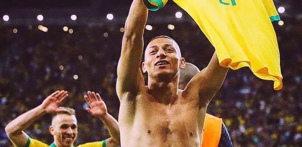 Richarlison comenta artículo de diario argentino y provoca: “Se suche”