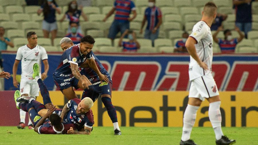 Jogadores do Fortaleza comemoram gol de Lucas Lima contra o Athletico Paranaense - Pedro Chaves/AGIF