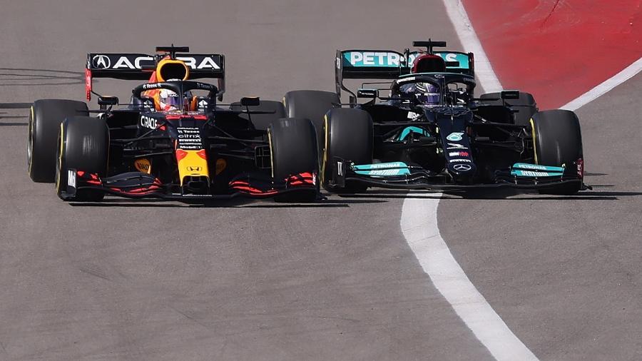 Max Verstappen e Lewis Hamilton brigam pelo título da temporada de maneira emocionante - REUTERS