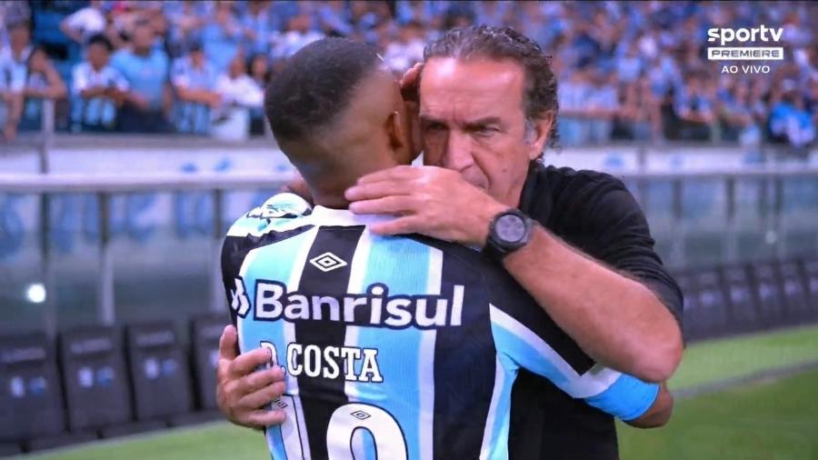 Cuca e Douglas Costa se abraçaram depois da vitória do Grêmio sobre o Atlético-MG - Reprodução/SporTV
