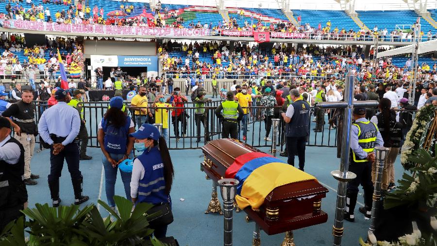 Fãs comparecem ao velório do ex-jogador Freddy Rincon no estádio Pascual Guerrero, em Cali, na Colômbia. 16/04/2022 - STRINGER/REUTERS