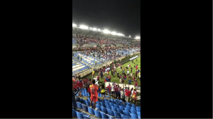 Batalha campal no jogo entre Unión Magdalena x Junior Barranquilla terminou com um torcedor morto - Reprodução/Twitter