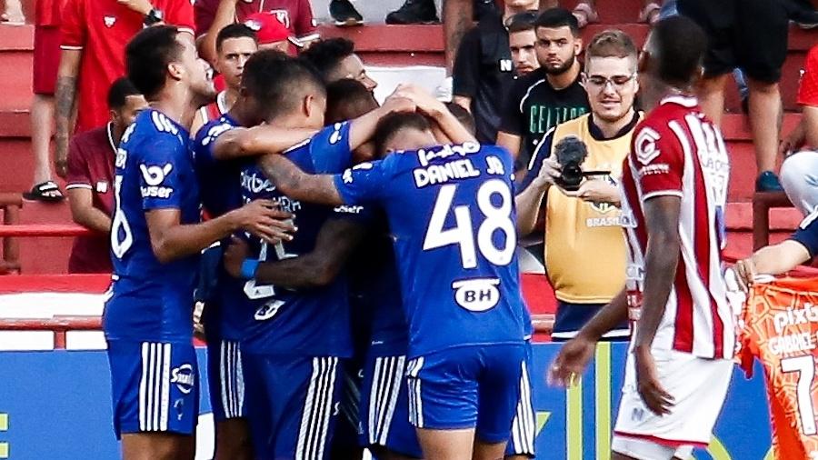 Jogadores do Cruzeiro comemoram gol de Willian Oliveira na partida contra o Náutico, válida pela Série B - Rafael Vieira/AGIF