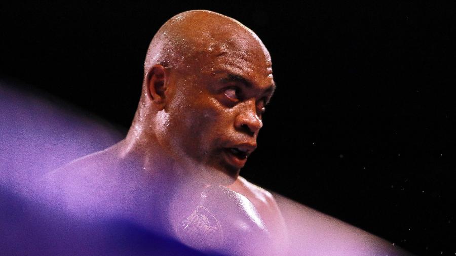 Anderson Silva, o Spider, em ação durante luta de boxe - Manuel Velasquez/Getty Images