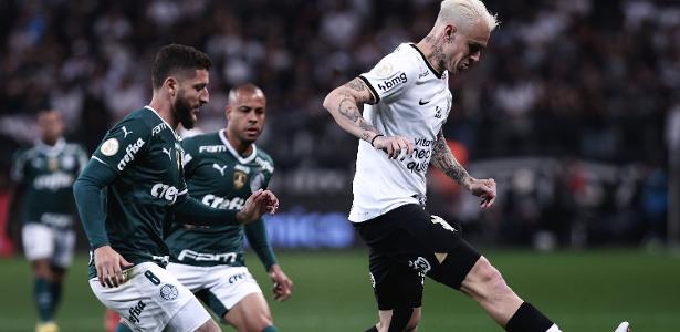 Róger Guedes disputa bola com Zé Rafael em Corinthians x Palmeiras, pelo Brasileirão