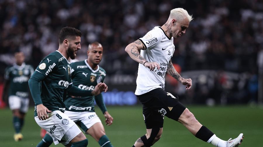 Róger Guedes disputa bola com Zé Rafael em Corinthians x Palmeiras, pelo Brasileirão - Ettore Chiereguini/AGIF