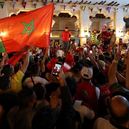 Torcedores de Marrocos comemoram classificação às oitavas de final da Copa do Mundo de 2022 - MAHMUD HAMS / AFP