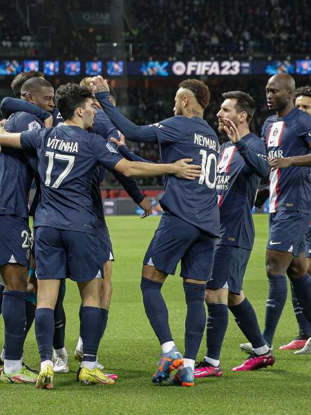 Jogadores do PSG comemoram gol sobre o Angers no Campeonato Francês - GEOFFROY VAN DER HASSELT / AFP