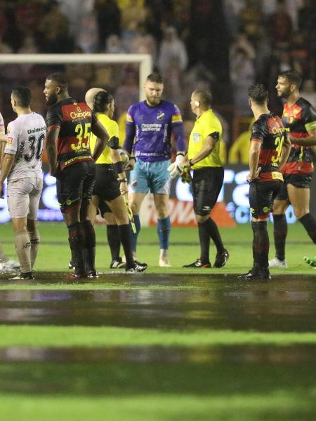 Partida entre Sport e ABC, válida pela Copa do Nordeste, foi suspensa após chuva castigar gramado da Ilha do Retiro - MARLON COSTA/FUTURA PRESS/FUTURA PRESS/ESTADÃO CONTEÚDO