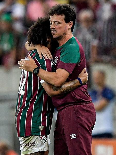 Marcelo, que pode retornar ao time titular do Flu, abraça Diniz -  Thiago Ribeiro/AGIF