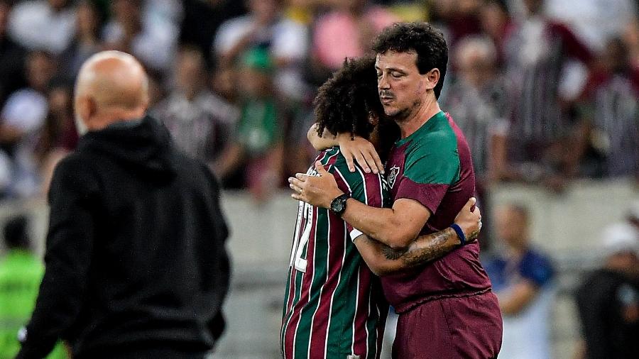 Marcelo é abraçado por Fernando Diniz ao ser substituído em Fluminense x Flamengo, partida da Copa do Brasil -  Thiago Ribeiro/AGIF