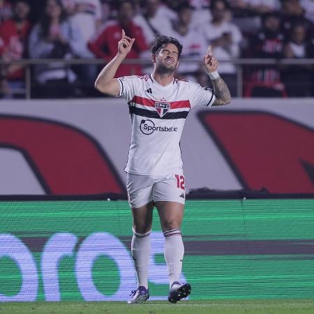 Alexandre Pato, do São Paulo, comemora gol contra o Santos pelo Brasileirão