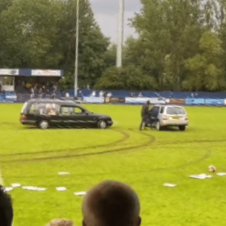 Carros invadiram o gramado e suspenderam amistoso na Inglaterra