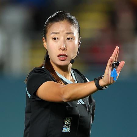 Árbitra Oh-Hyeon Jeong durante partida entre Espanha e Zâmbia pela Copa feminina