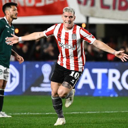 Rollheiser, do Estudiantes, comemora seu col no jogo contra o Goiás, pela ida das oitavas de final da Sul-Americana