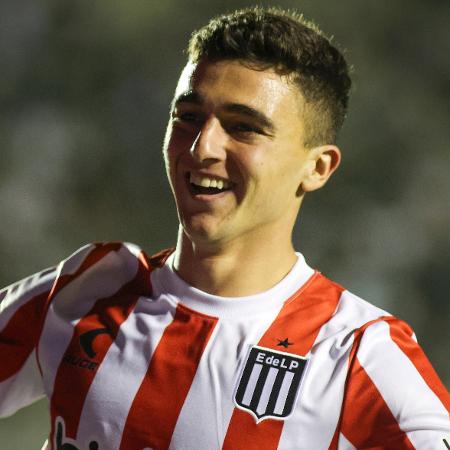 Benedetti, do Estudiantes, celebra gol sobre o Goiás na Sul-Americana