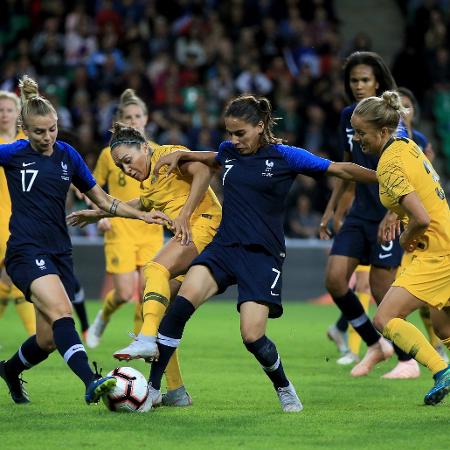 Disputa de bola em amistoso entre França e Austrália no futebol feminino