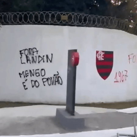 Torcida do Flamengo protesta no Ninho do Urubu