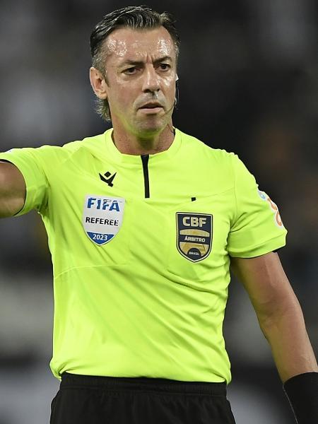 Raphael Claus foi o rbitro de Botafogo x Flamengo no Campeonato Brasileiro
