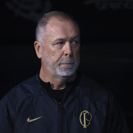 Técnico Mano Menezes, do Corinthians, durante jogo contra o América-MG pelo Campeonato Brasileiro