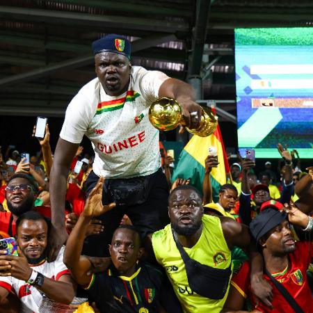 Torcedores de Guiné em vitória contra Gâmbia pela Copa Africana de Nações
